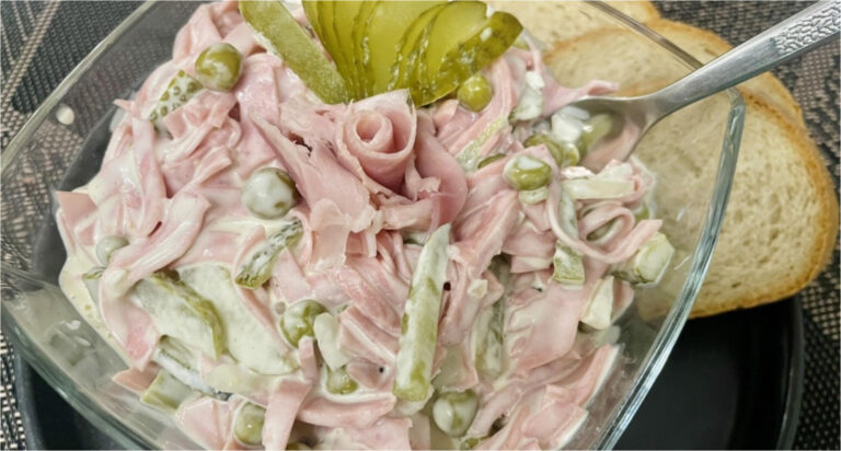 Traditioneller hausgemachter Feinkostsalat mit Mayonnaise, Schinkensalami und Gemüse