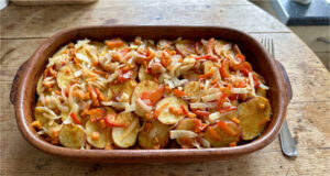 Überbackene Kartoffeln mit Fleisch, Kunovjanka und Sahne: Herzhaftes Abendessen aus einer Auflaufform Überbackene Kartoffeln mit Fleisch, Kunovjanka und Sahne in einer Auflaufform