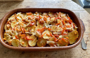 Überbackene Kartoffeln mit Fleisch, Kunovjanka und Sahne: Herzhaftes Abendessen aus einer Auflaufform Überbackene Kartoffeln mit Fleisch, Kunovjanka und Sahne in einer Auflaufform