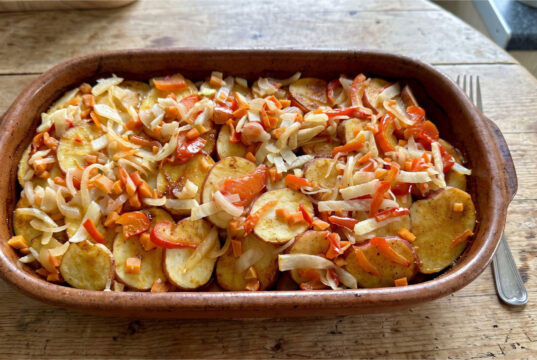 Überbackene Kartoffeln mit Fleisch, Kunovjanka und Sahne: Herzhaftes Abendessen aus einer Auflaufform Überbackene Kartoffeln mit Fleisch, Kunovjanka und Sahne in einer Auflaufform
