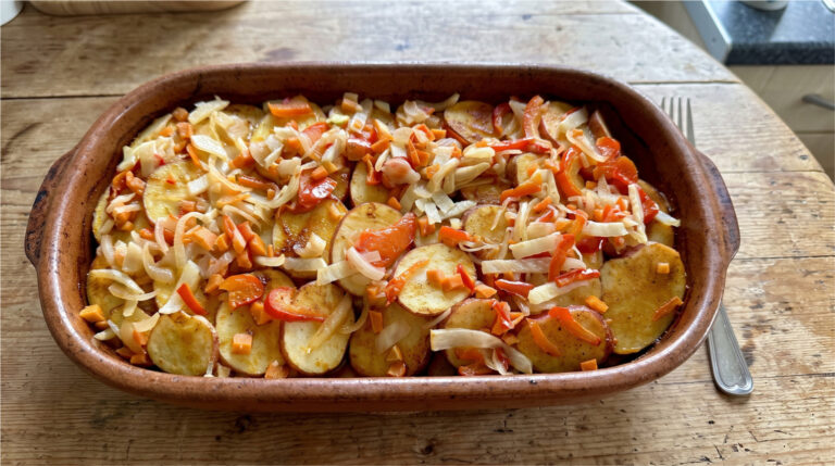 Überbackene Kartoffeln mit Fleisch, Kunovjanka und Sahne: Herzhaftes Abendessen aus einer Auflaufform