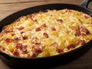 Überbackenes Sauerkraut mit Kartoffeln, Wurst und Sahne: Rezept für ein herzhaftes Ofengericht voller Geschmack Überbackene Kartoffeln mit Sauerkraut, Wurst und Schinken: ehrliches Ofengericht aus einer Form