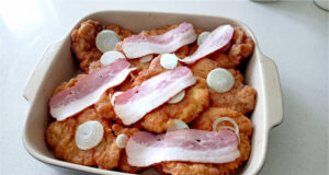 Umdrehte Schnitzel aus Schweine- oder Hähnchenfleisch: Knusprig, saftig und im Ofen fertig gebacken Umdrehte Schnitzel aus Schweine- oder Hähnchenfleisch auf dem Blech