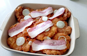 Umdrehte Schnitzel aus Schweine- oder Hähnchenfleisch: Knusprig, saftig und im Ofen fertig gebacken Umdrehte Schnitzel aus Schweine- oder Hähnchenfleisch auf dem Blech