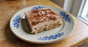 Umgedrehter Apfelkuchen mit Puddingcreme: Saftiges Gebäck mit Kakaomarmorierung Umgedrehter Apfelkuchen mit Puddingcreme und Kakaomarmorierung