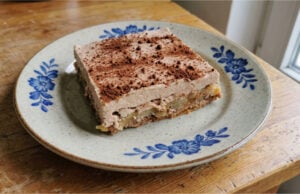 Umgedrehter Apfelkuchen mit Puddingcreme: Saftiges Gebäck mit Kakaomarmorierung Umgedrehter Apfelkuchen mit Puddingcreme und Kakaomarmorierung