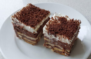 Ungebackenes Dessert mit BeBe-Keksen: Cremige Schichten mit Mascarpone, Kaffee und Kakao Ungebackenes Dessert mit BeBe-Keksen, Mascarpone und Kakao