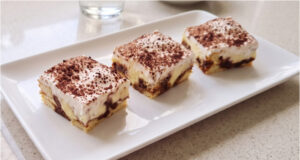 Kuchen mit Vanillepudding: Saftiger zweifarbiger Teig mit Schmand Unwiderstehlicher Traumkuchen mit Vanillepudding und Schmand-Schicht