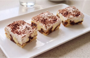 Kuchen mit Vanillepudding: Saftiger zweifarbiger Teig mit Schmand Unwiderstehlicher Traumkuchen mit Vanillepudding und Schmand-Schicht
