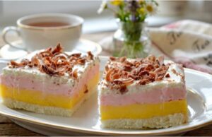 Cremiges Trikolore-Dessert: Rezept für dreifarbigen Genuss mit Baiserboden, doppelter Creme und Schlagsahne Trikolore-Schnitten mit Vanille- und Himbeercreme – festliches Dessert aus Eiweiß