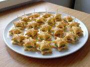 Vergessen Sie Canapés: Diese Sterne mit Knoblauchaufstrich sind knusprige Häppchen mit Schinken, Käse und Gurke Knusprige Blätterteig-Sterne mit Schinken, Käse und Gurke als festliche Häppchen