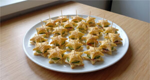 Vergessen Sie Canapés: Diese Sterne mit Knoblauchaufstrich sind knusprige Häppchen mit Schinken, Käse und Gurke Knusprige Blätterteig-Sterne mit Schinken, Käse und Gurke als festliche Häppchen
