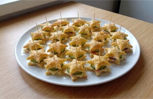 Vergessen Sie Canapés: Diese Sterne mit Knoblauchaufstrich sind knusprige Häppchen mit Schinken, Käse und Gurke Knusprige Blätterteig-Sterne mit Schinken, Käse und Gurke als festliche Häppchen