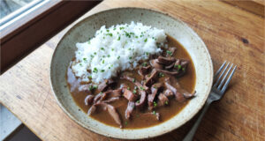 Nierchen mit Zwiebeln und Reis: Zarte Sauce dank Milch und langsamem Schmoren Nierchen mit Zwiebeln und Reis