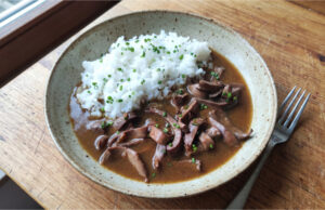 Nierchen mit Zwiebeln und Reis: Zarte Sauce dank Milch und langsamem Schmoren Nierchen mit Zwiebeln und Reis