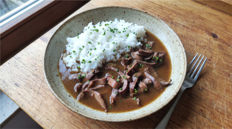 Nierchen mit Zwiebeln und Reis: Zarte Sauce dank Milch und langsamem Schmoren