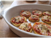 Kartoffel-Mini-Pizzen: Sehr schnell und köstlich, zum Abendessen oder als Partyhäppchen Verschiedene Kartoffel-Mini-Pizzen auf einem Blech