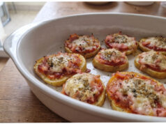 Kartoffel-Mini-Pizzen: Sehr schnell und köstlich, zum Abendessen oder als Partyhäppchen Verschiedene Kartoffel-Mini-Pizzen auf einem Blech