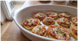 Kartoffel-Mini-Pizzen: Sehr schnell und köstlich, zum Abendessen oder als Partyhäppchen Verschiedene Kartoffel-Mini-Pizzen auf einem Blech