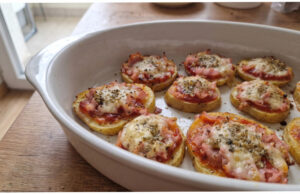 Kartoffel-Mini-Pizzen: Sehr schnell und köstlich, zum Abendessen oder als Partyhäppchen Verschiedene Kartoffel-Mini-Pizzen auf einem Blech