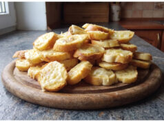 Überbackene alte Brötchen mit Käse: Knuspriger Snack in wenigen Minuten Verschiedene überbackene Brötchenvariationen mit Käse