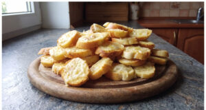 Überbackene alte Brötchen mit Käse: Knuspriger Snack in wenigen Minuten Verschiedene überbackene Brötchenvariationen mit Käse