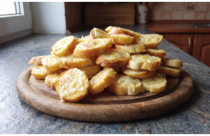Überbackene alte Brötchen mit Käse: Knuspriger Snack in wenigen Minuten Verschiedene überbackene Brötchenvariationen mit Käse