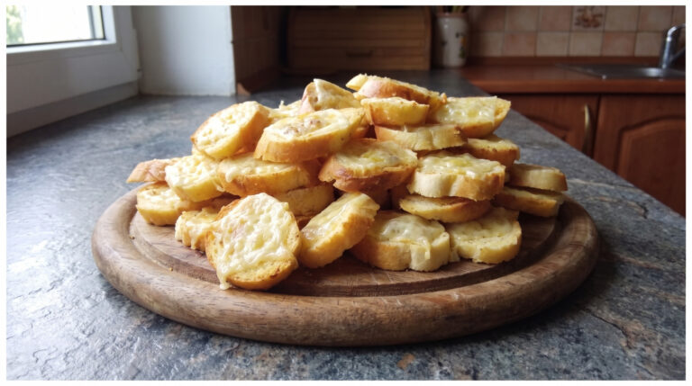 Überbackene alte Brötchen mit Käse: Knuspriger Snack in wenigen Minuten