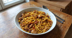 Würzige Nudeln mit Hähnchen: Schnelle Pfanne mit süß-saurer Sauce und Tomaten Würzige Nudeln mit Hähnchen