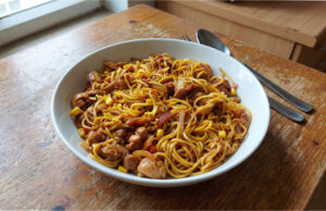 Würzige Nudeln mit Hähnchen: Schnelle Pfanne mit süß-saurer Sauce und Tomaten Würzige Nudeln mit Hähnchen
