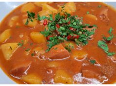 Kochen Sie diesen himmlisch würzigen Wurstgulasch, der wärmt und das ganze Haus duften lässt Echter Wurstgulasch mit Kartoffeln: schnelles und sättigendes Eintopfgericht