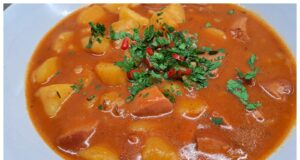 Kochen Sie diesen himmlisch würzigen Wurstgulasch, der wärmt und das ganze Haus duften lässt Echter Wurstgulasch mit Kartoffeln: schnelles und sättigendes Eintopfgericht