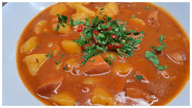 Kochen Sie diesen himmlisch würzigen Wurstgulasch, der wärmt und das ganze Haus duften lässt