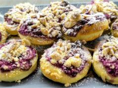 Zarte Hefeküchlein zum Nachmittagskaffee: Mit Brombeerquark, Rumrosinen, Streuseln und Mandeln Zarte Hefeküchlein mit Brombeerquark, Rumrosinen, Streuseln und Mandeln