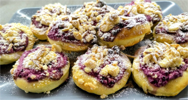 Zarte Hefeküchlein zum Nachmittagskaffee: Mit Brombeerquark, Rumrosinen, Streuseln und Mandeln
