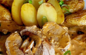Luxuriöse Delikatesse: Zartes Schweinefilet in cremiger Champignonsoße mit Ofenkartoffeln Zartes Schweinefilet in cremiger Champignonsoße mit Ofenkartoffeln