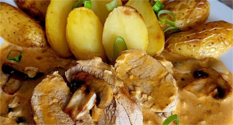 Luxuriöse Delikatesse: Zartes Schweinefilet in cremiger Champignonsoße mit Ofenkartoffeln
