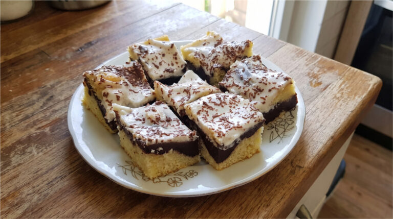Zickzack-Kuchen mit Pudding und Sauerrahm: Saftiges Dessert mit einfacher Dekoration