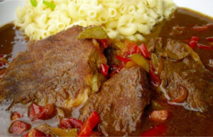 Klassiker der tschechischen Küche: Pikante Zigeuner-Schweinebraten aus Koteletts in reichhaltiger Paprikasoße mit Gemüse Zigeuner-Schweinebraten – Rezept für saftiges Schweinefleisch in pikanter und aromatischer Soße