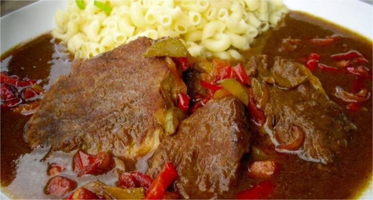 Klassiker der tschechischen Küche: Pikante Zigeuner-Schweinebraten aus Koteletts in reichhaltiger Paprikasoße mit Gemüse