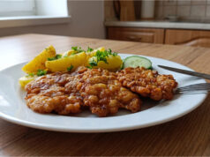 Zigeunerschnitzel aus Hähnchen: Knuspriges und saftiges Mittagessen mit neuen Kartoffeln Knusprige Zigeunerschnitzel aus Hähnchen mit Kartoffeln und Gemüse