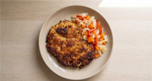 Altböhmischer zerrissener Camprat: Knuspriger Kartoffelpuffer aus einer Auflaufform ohne Braten Knuspriger altböhmischer Camprat frisch aus dem Ofen