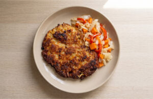 Altböhmischer zerrissener Camprat: Knuspriger Kartoffelpuffer aus einer Auflaufform ohne Braten Knuspriger altböhmischer Camprat frisch aus dem Ofen