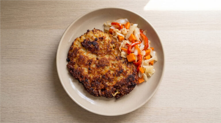 Altböhmischer zerrissener Camprat: Knuspriger Kartoffelpuffer aus einer Auflaufform ohne Braten