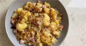 Kennen Sie den Köhler-Eintopf? Ein fast vergessenes altböhmisches Gericht aus Kartoffeln, Nocken und Sauerkraut Altböhmischer Köhler-Eintopf mit Kartoffeln, Nocken und Sauerkraut in einer Schüssel serviert
