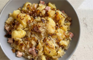 Kennen Sie den Köhler-Eintopf? Ein fast vergessenes altböhmisches Gericht aus Kartoffeln, Nocken und Sauerkraut Altböhmischer Köhler-Eintopf mit Kartoffeln, Nocken und Sauerkraut in einer Schüssel serviert