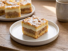 Apfelkuchen mit Pudding: Zarter geriebener Teig und saftige Zimtfüllung Apfelkuchen mit Pudding, zarter geriebener Teig und saftige Zimtfüllung