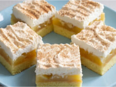 Apfelschnitten mit Quark-Sahne: Saftiges und erfrischendes Blechdessert Apfelschnitten mit Quark-Sahne auf einem Blech, frisch und saftig