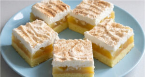 Apfelschnitten mit Quark-Sahne: Saftiges und erfrischendes Blechdessert Apfelschnitten mit Quark-Sahne auf einem Blech, frisch und saftig