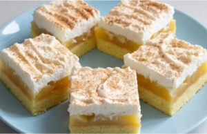 Apfelschnitten mit Quark-Sahne: Saftiges und erfrischendes Blechdessert Apfelschnitten mit Quark-Sahne auf einem Blech, frisch und saftig